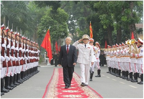 (Ảnh: Tổng Bí Thư Nguyễn Phú Trọng duyệt đội danh dự Học viện ANND)