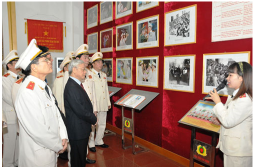 Tổng Bí thư Nguyễn Phú Trọng và các đại biểu đã tham quan Phòng truyền thống Học viện An ninh Nhân dân