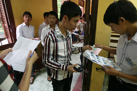 rước khi vào phòng thi, các thí sinh đều được cán bộ coi thi kiểm tra đối chiếu ảnh